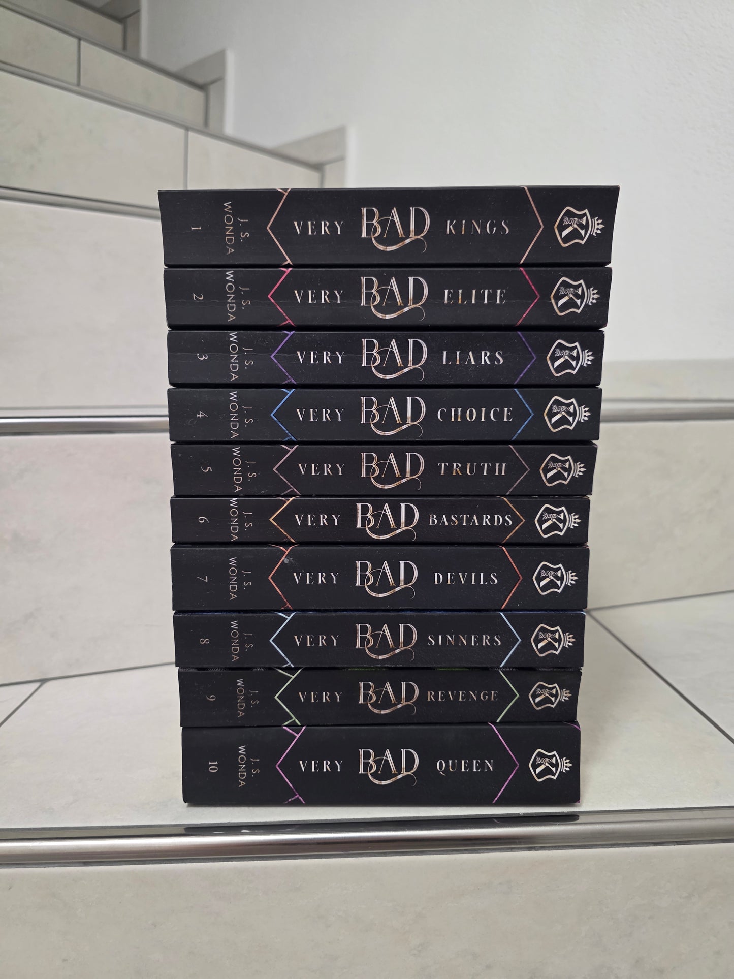 Very Bad Kings 1-10 von J.S. Wonda