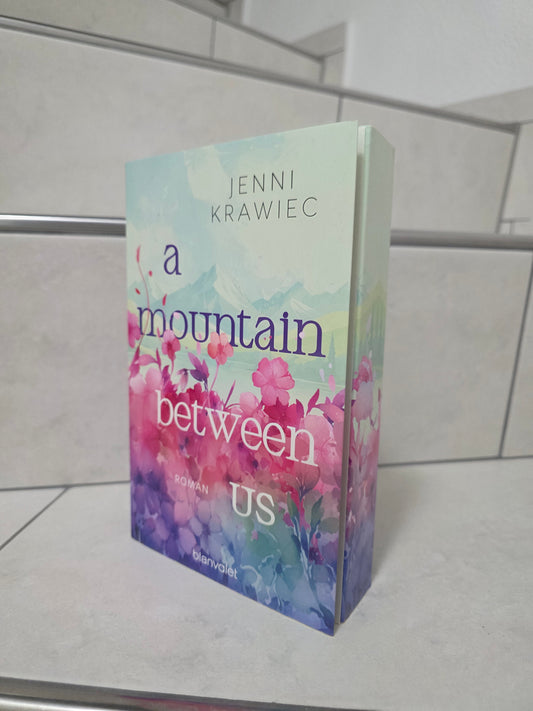 a mountain between us von Jenni Krawiec