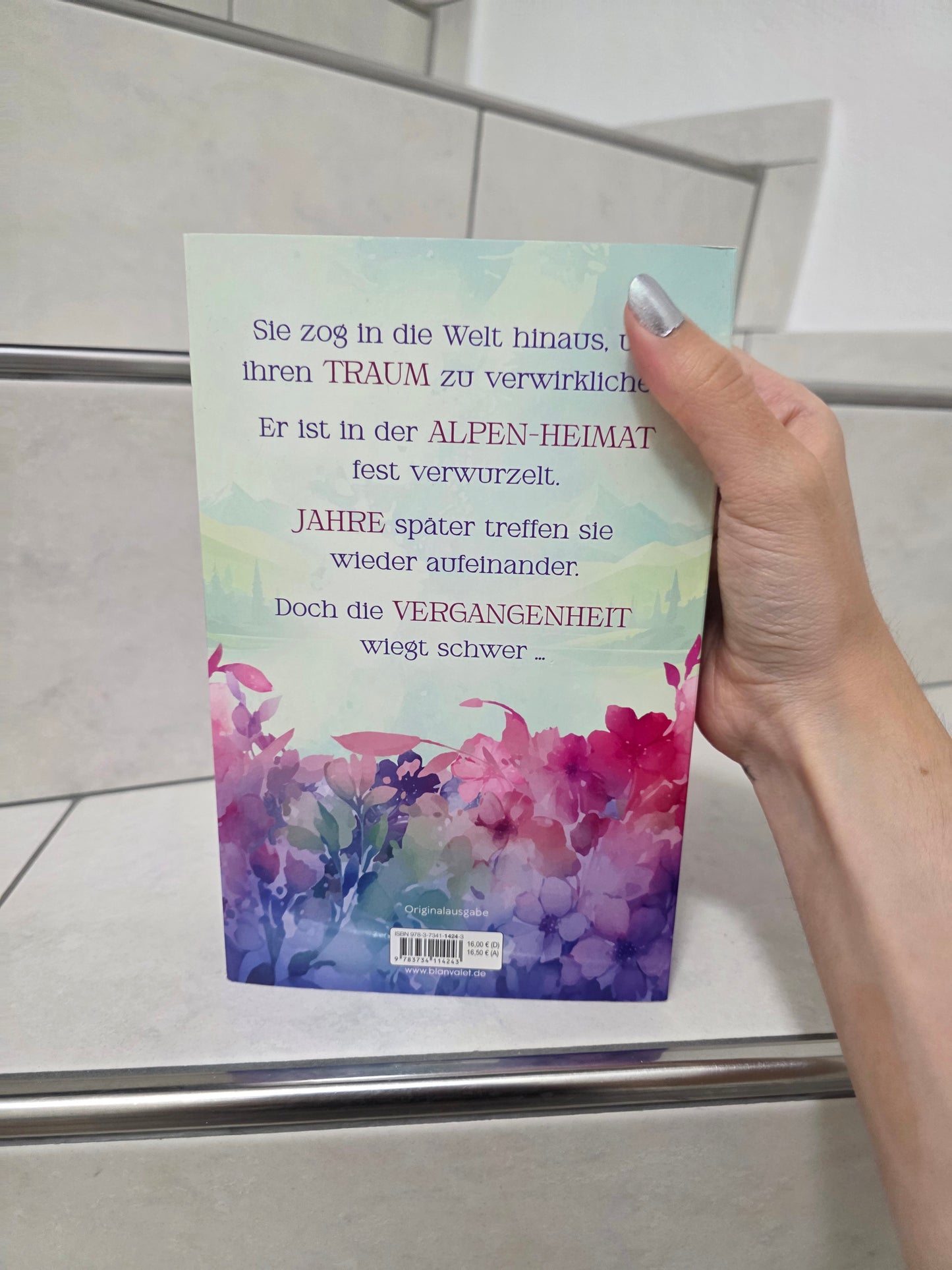 a mountain between us von Jenni Krawiec