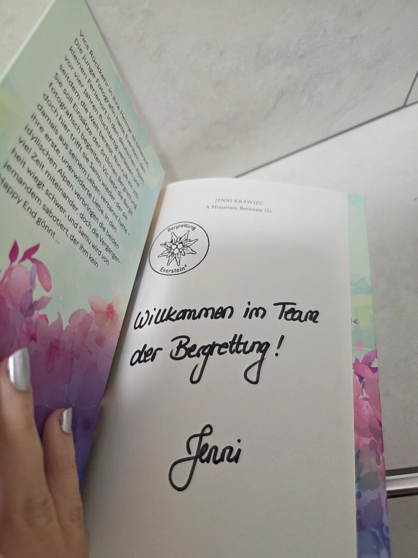 a mountain between us von Jenni Krawiec