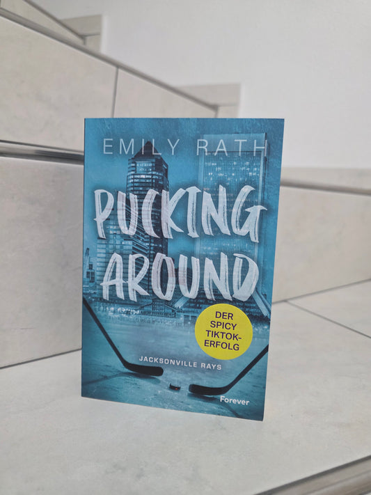 Pucking Around von Emily Rath