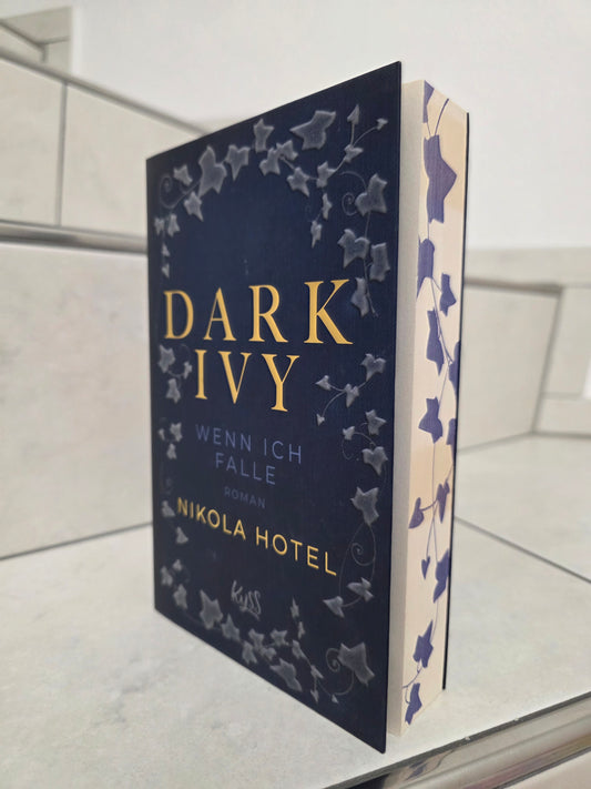 Dark Ivy 1 von Nikola Hotel