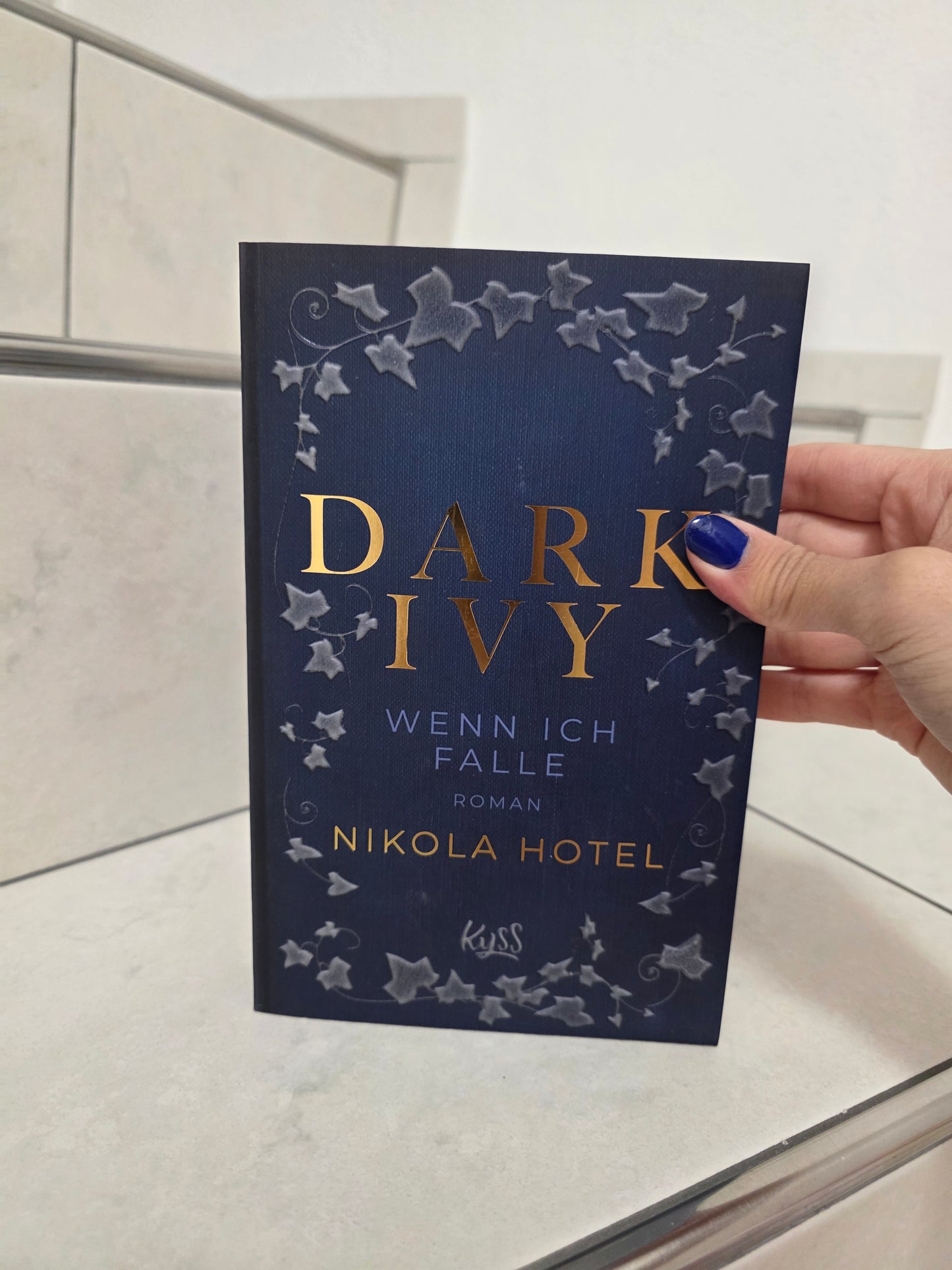 Dark Ivy 1 von Nikola Hotel