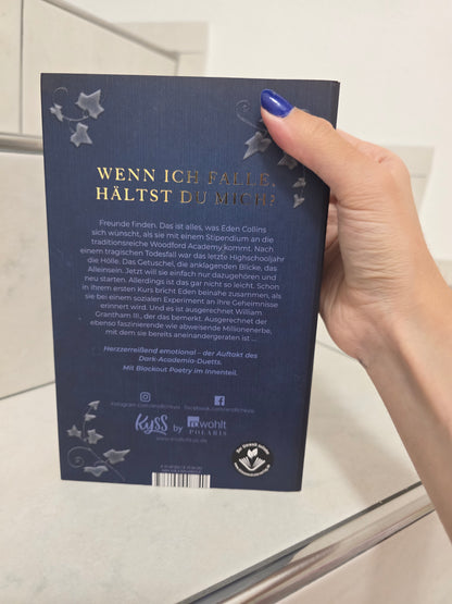 Dark Ivy 1 von Nikola Hotel