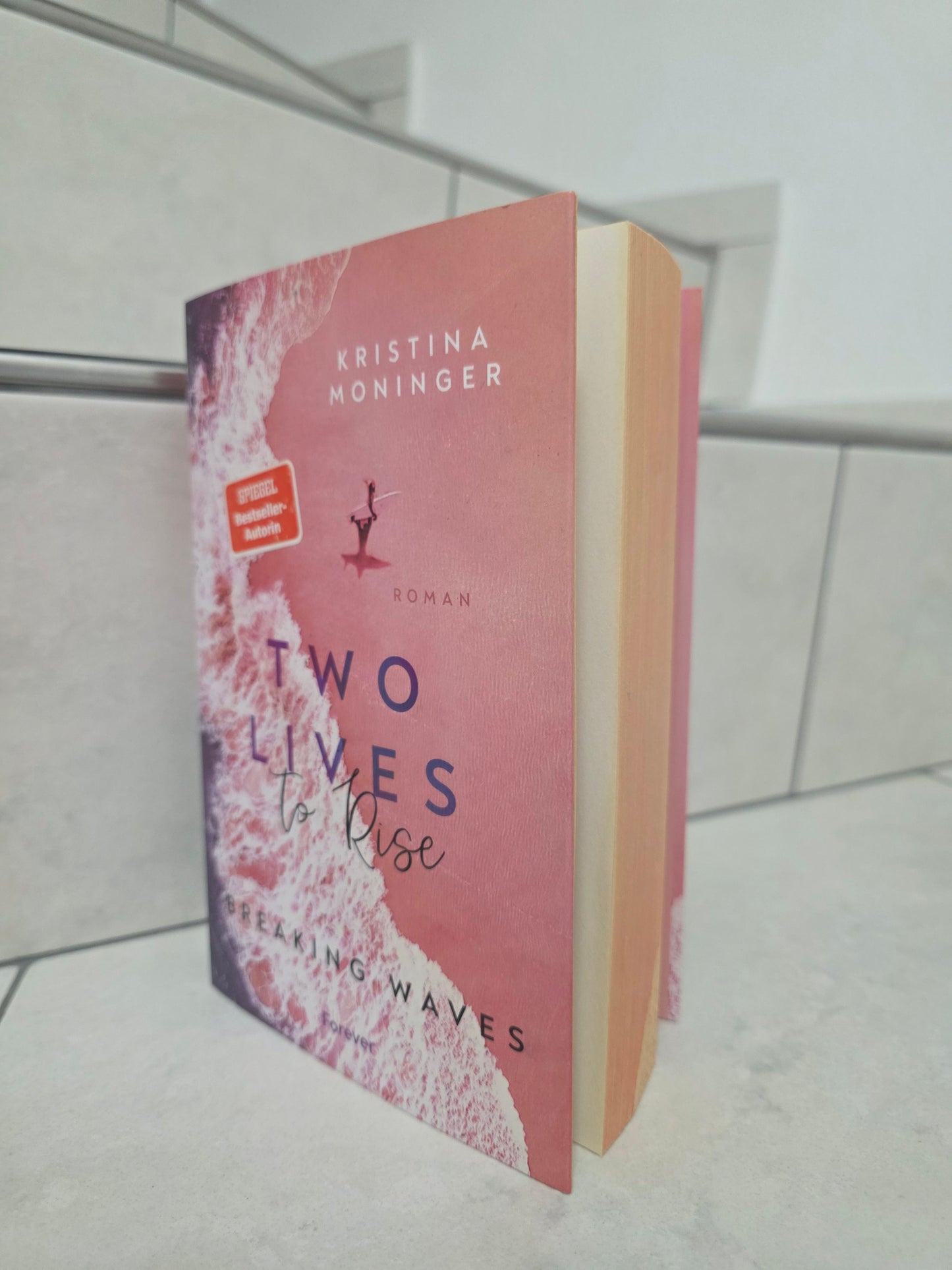 Two Lives to Rise von Kristina Moninger