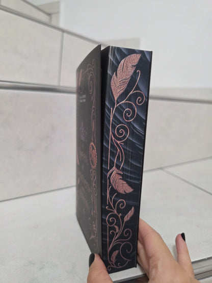 A Queen of Feathers and Storm von Anna K. Rhodes & Robin E. Shaw