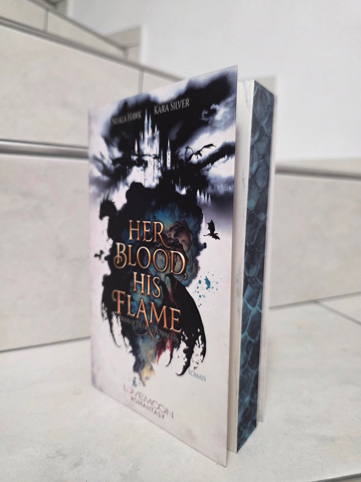 Her Blood, his flame von Nuala Hawk & Kara Silver