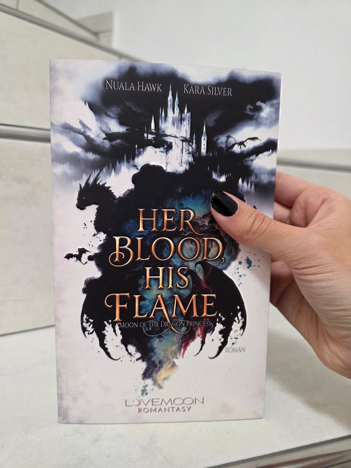 Her Blood, his flame von Nuala Hawk & Kara Silver