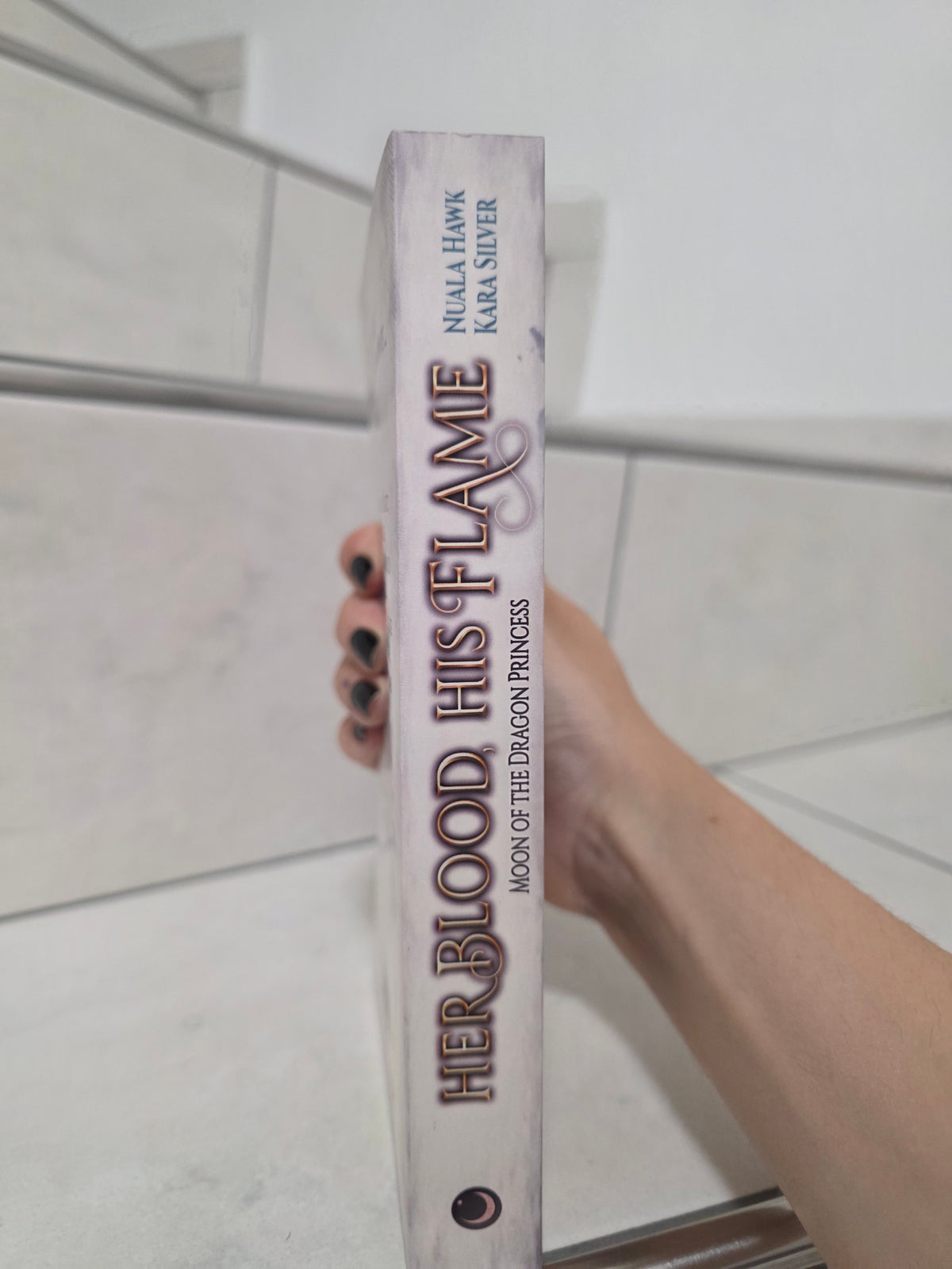 Her Blood, his flame von Nuala Hawk & Kara Silver