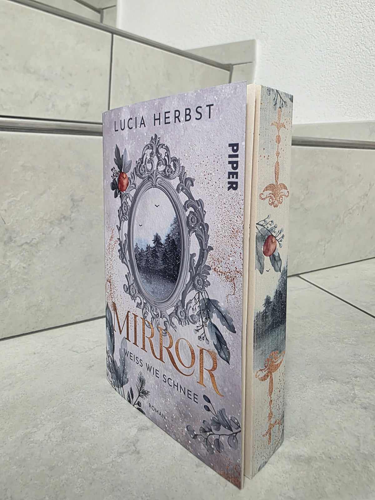 Mirror: Weiss wie Schnee von Lucia Herbst