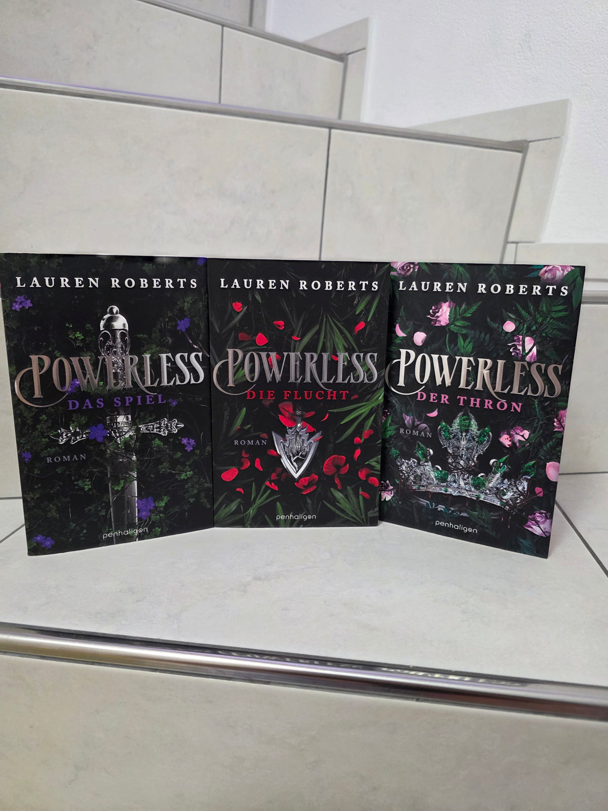 Powerless 1-3 von Lauren Roberts