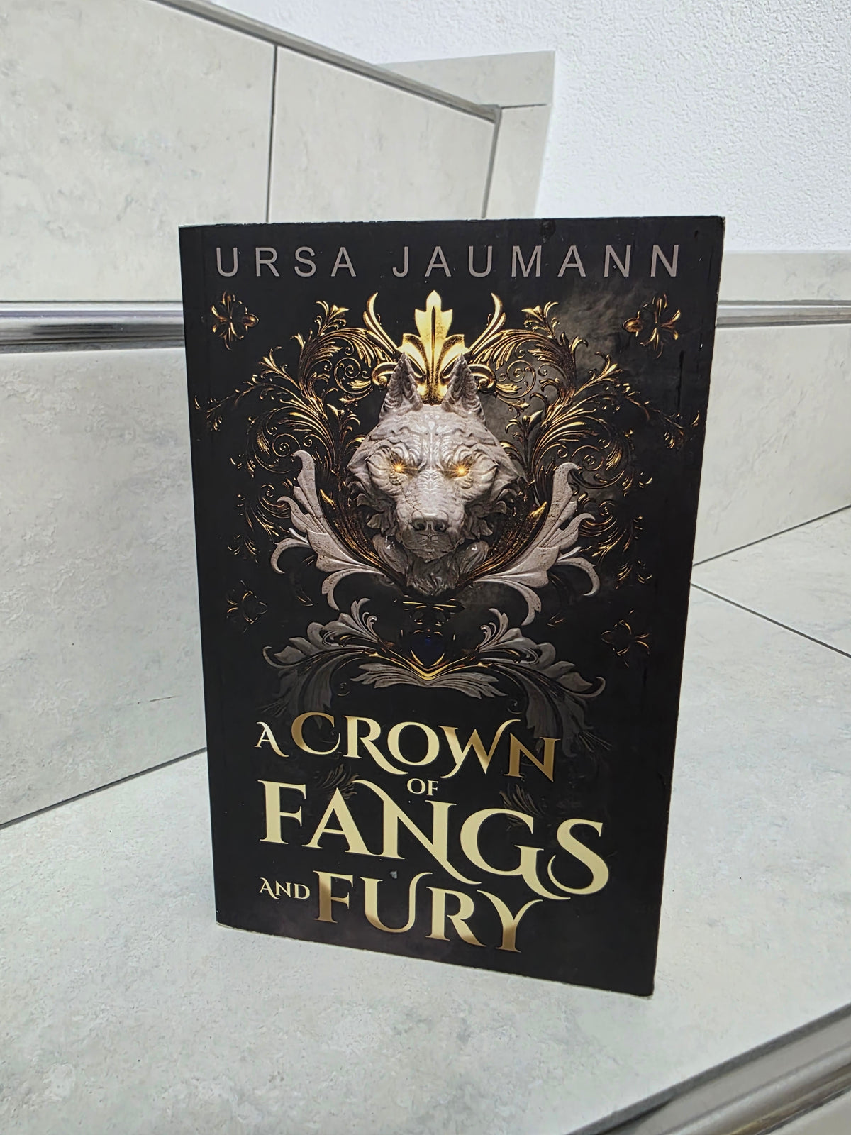 A Crown of Fangs and Fury von Ursa Jaumann
