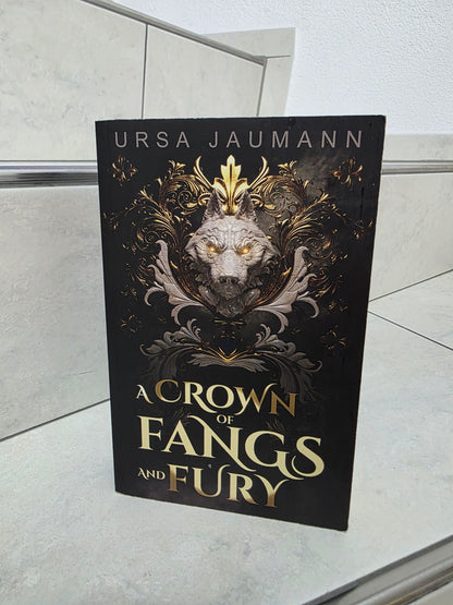 A Crown of Fangs and Fury von Ursa Jaumann