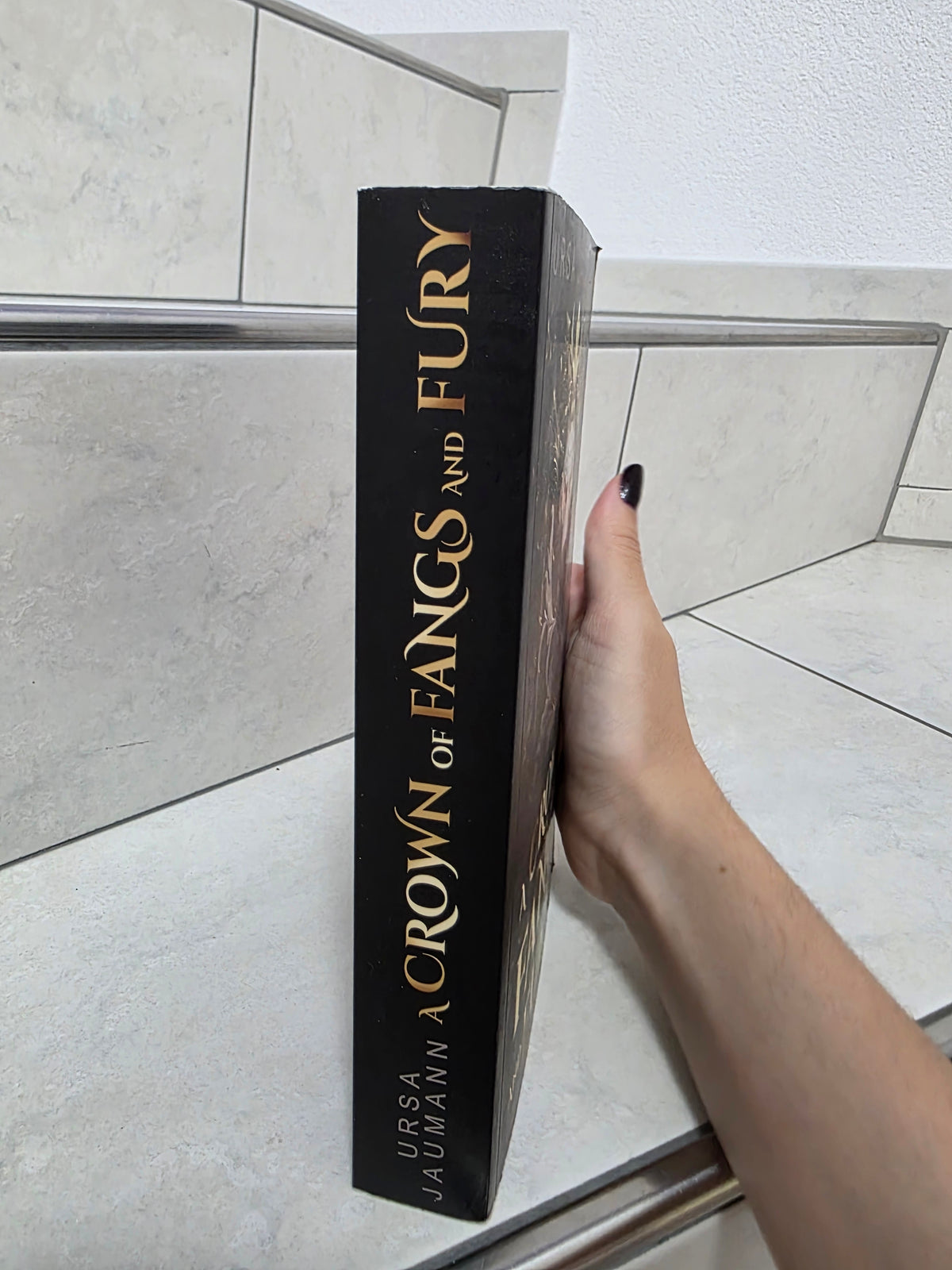 A Crown of Fangs and Fury von Ursa Jaumann