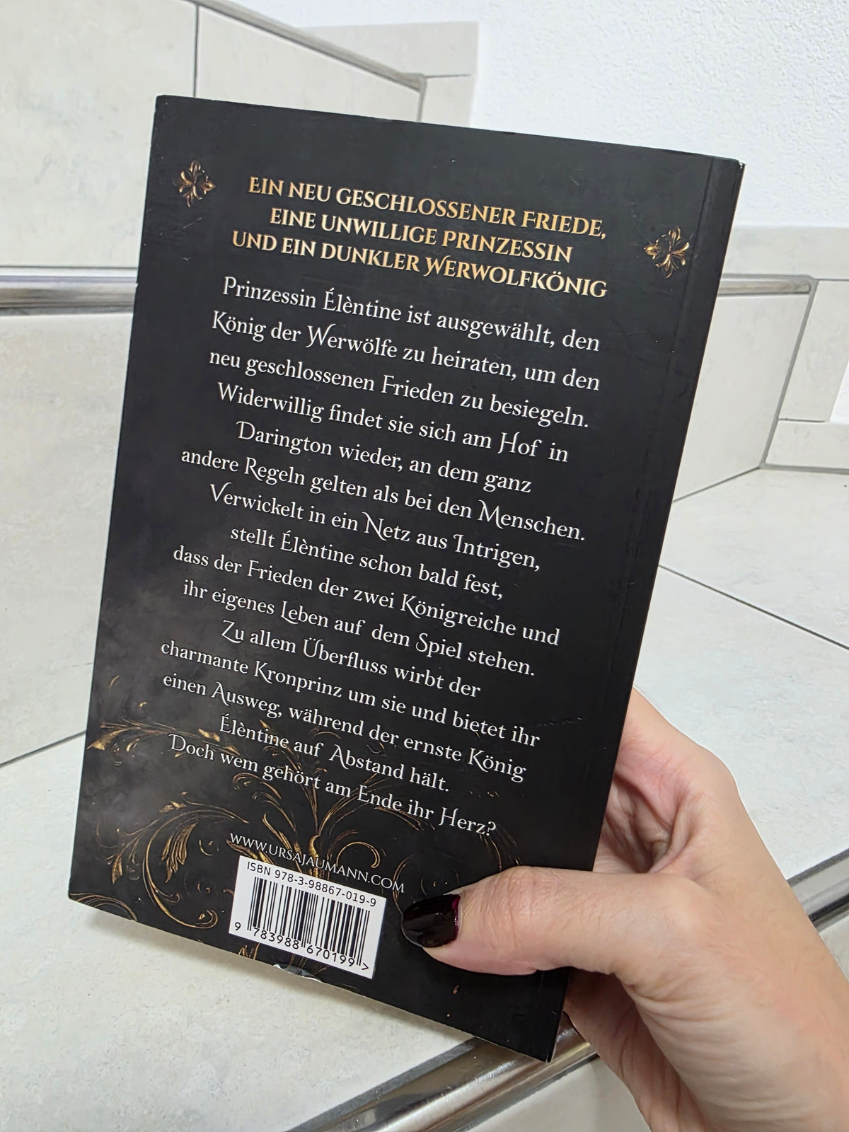 A Crown of Fangs and Fury von Ursa Jaumann
