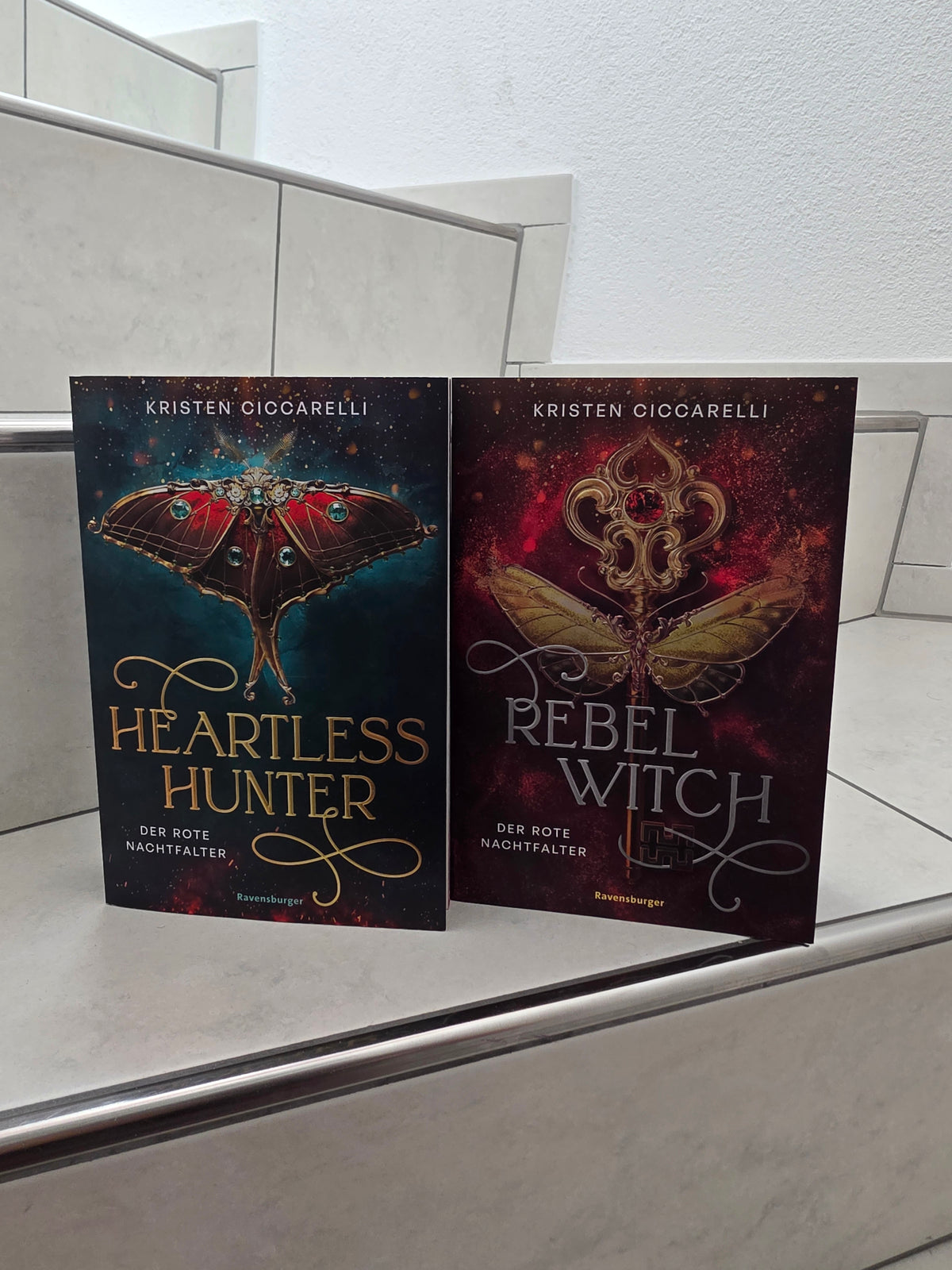 Der rote Nachtfalter 1&2 von Kristen Ciccarelli