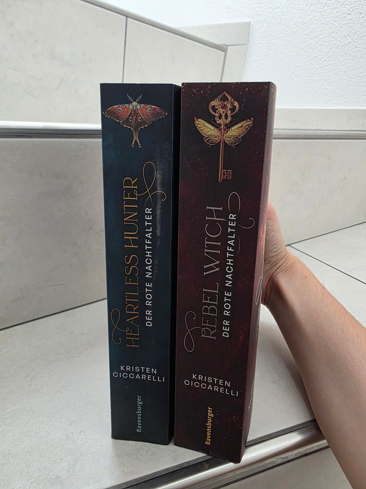 Der rote Nachtfalter 1&2 von Kristen Ciccarelli