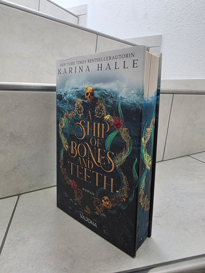 A Ship of Bones and Teeth von Karina Halle