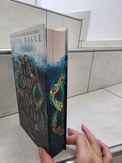 A Ship of Bones and Teeth von Karina Halle
