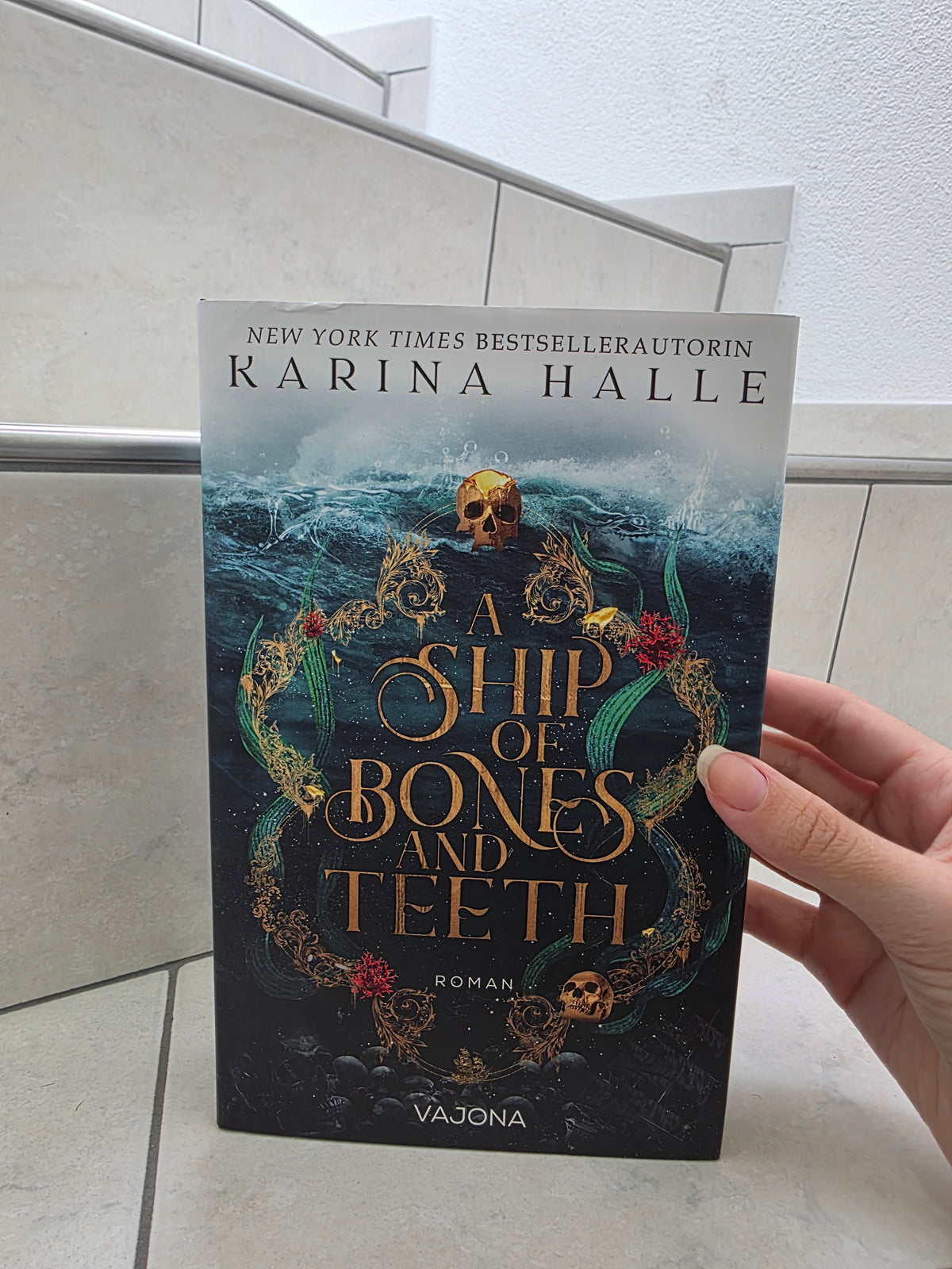 A Ship of Bones and Teeth von Karina Halle