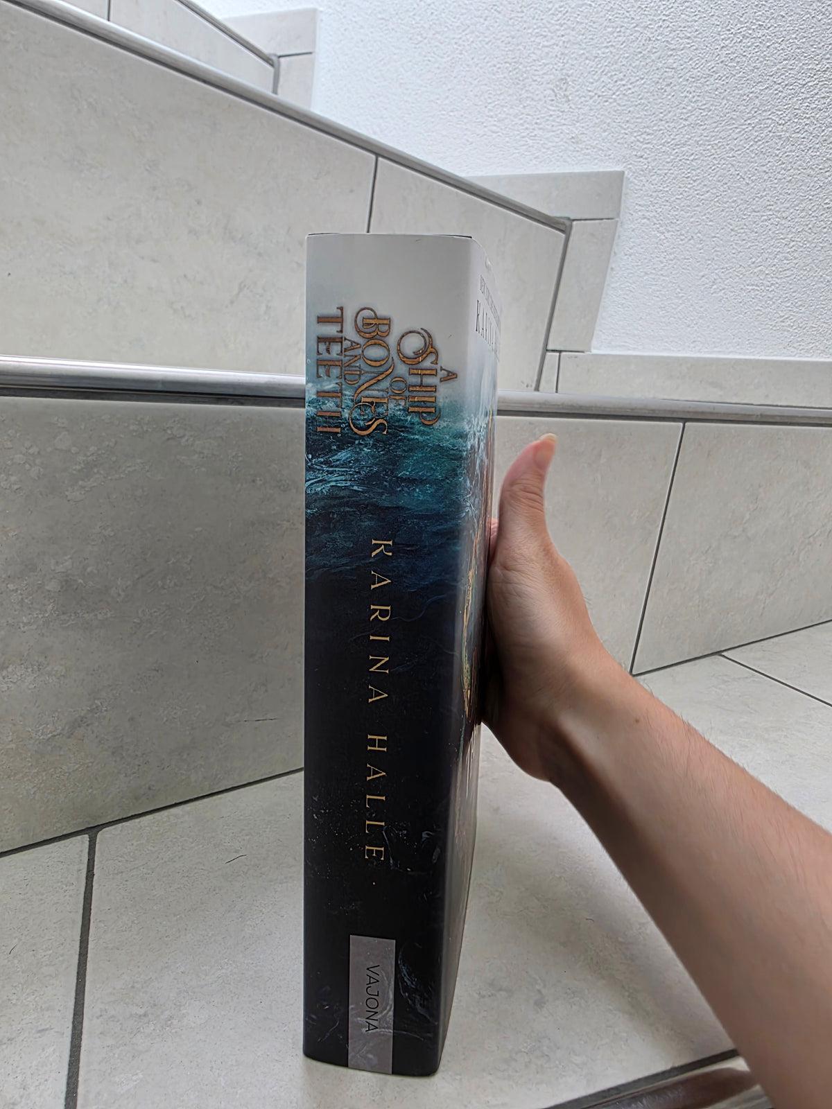 A Ship of Bones and Teeth von Karina Halle