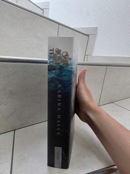 A Ship of Bones and Teeth von Karina Halle