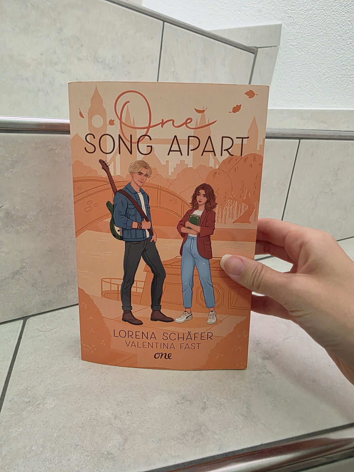 One Song Apart von Lorena Schäfer & Valentina Fast