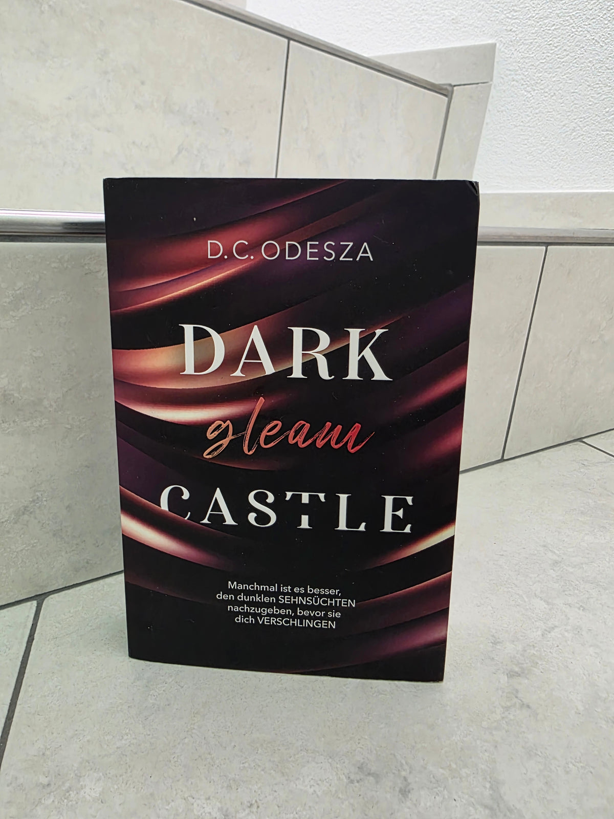 Dark Gleam Castle von D. C. Odesza