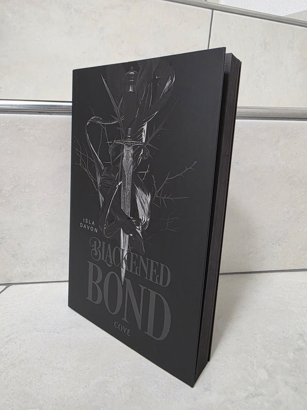 Blackened Bond von Isla Davon