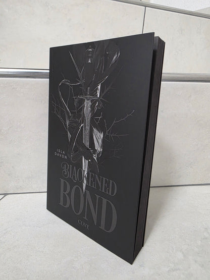 Blackened Bond von Isla Davon