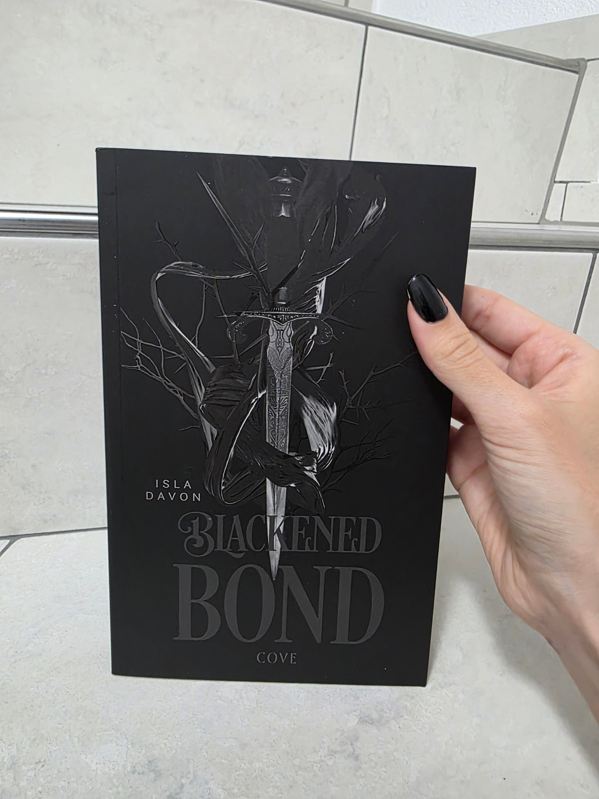 Blackened Bond von Isla Davon
