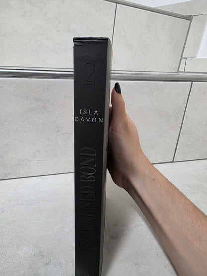 Blackened Bond von Isla Davon