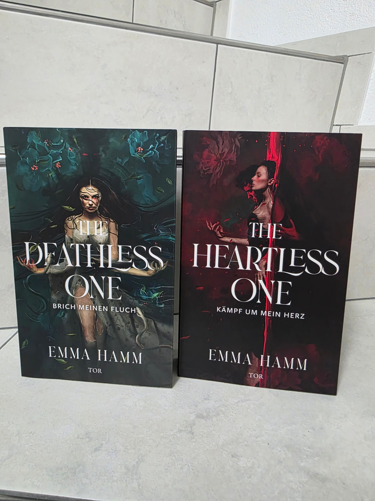 Die Grabsängerin 1&2 von Emma Hamm