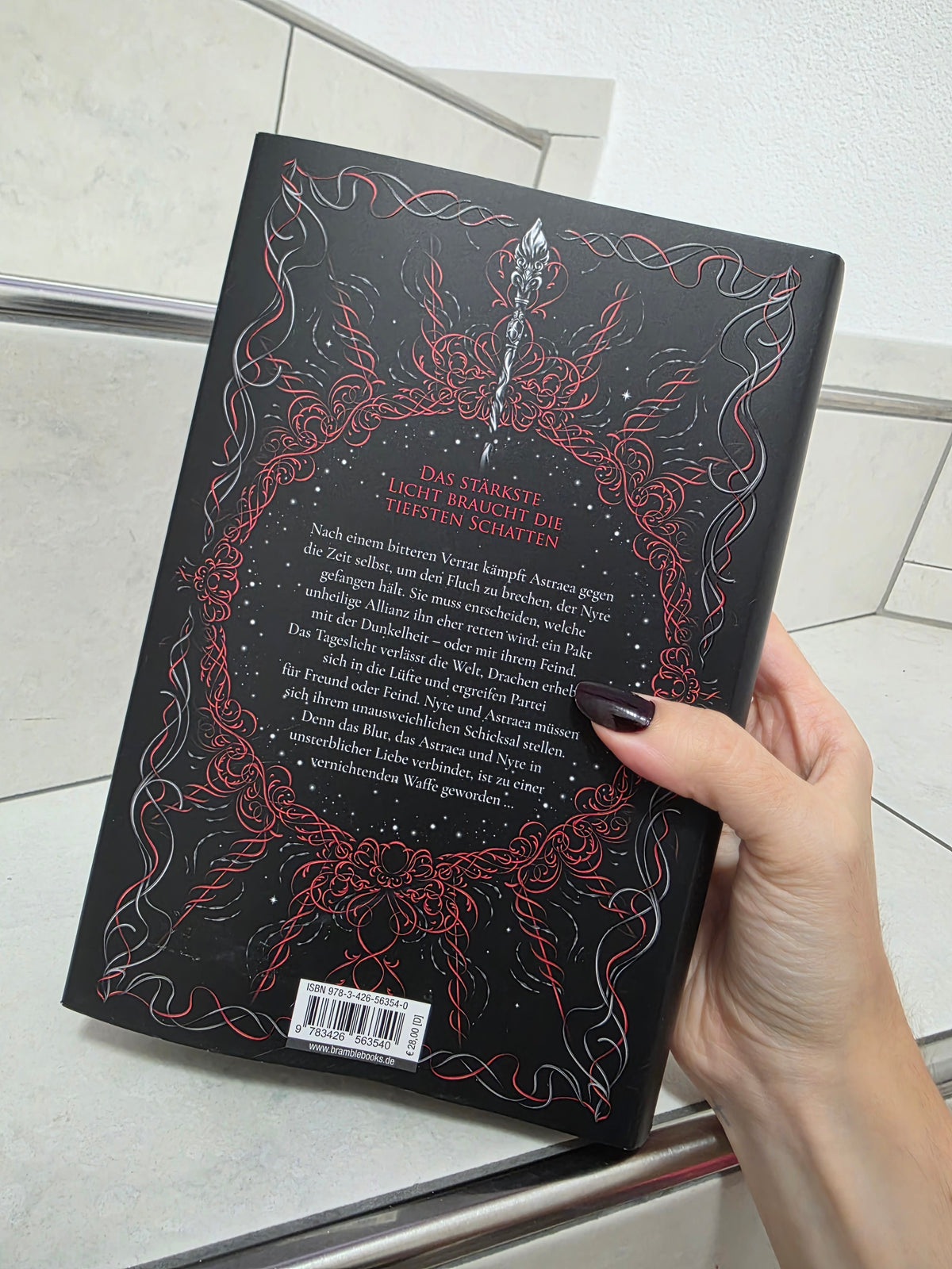 The Dark is Descending von Chloe C. Penaranda