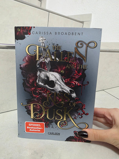 The Fallen and the Kiss of Dusk von Carissa Broadbent